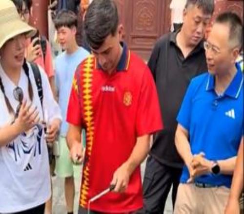 玩得如何佩德里中国行抖空竹，詹俊现场解说
