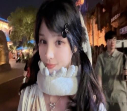 姿态女友周周喵晒照：小恐龙出没回去给小爱和奥丁寄一个