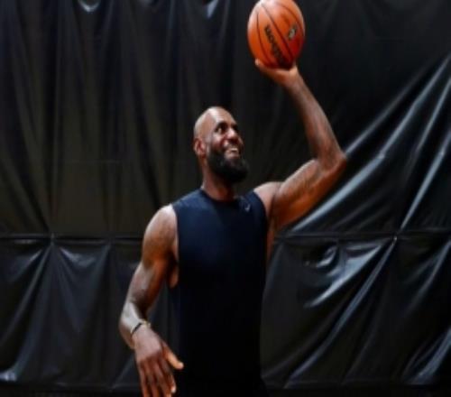文胖：现在的詹姆斯比一年前身体状态强得多签两年合同并非偶然