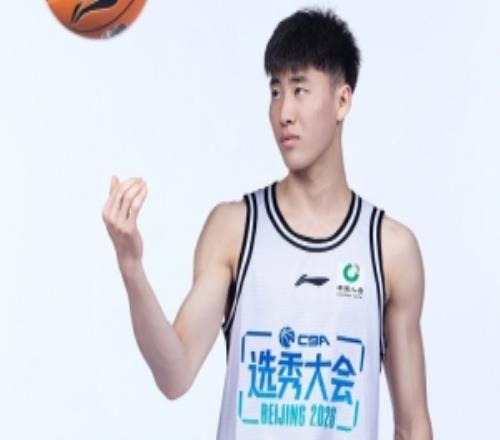 曹芷豪：用防守立足CBA想成为赵睿那样全面的后卫偶像是詹姆斯
