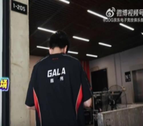 JDG分享GALA主宣拍摄日VLOG：陈队来啦内有表情包快截图！