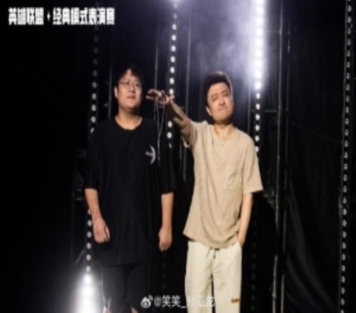 笑笑：15年lol一晃就过去了，很多老朋友都没变，我慢慢老了