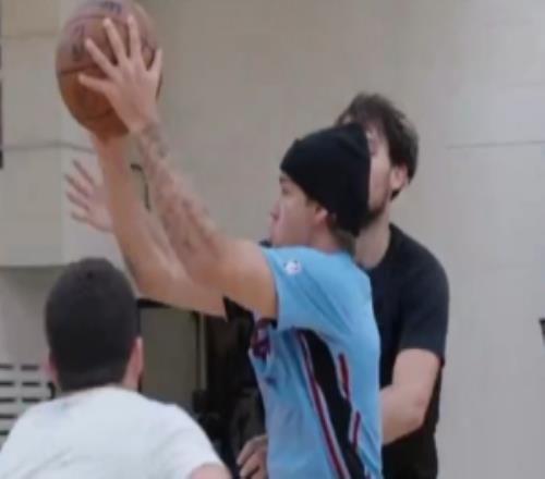 苦练1v3终结！前广东男篮外援奎因休赛期和NBA扣篮王麦克朗合练