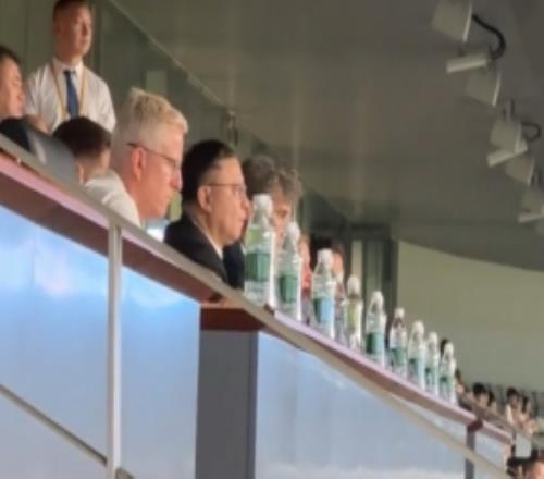 记者：城市集团首席执行官费兰索里亚诺现场观看深圳新鹏城