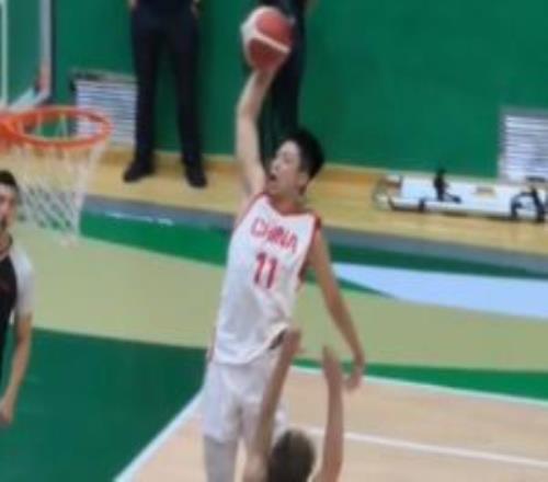 中国人能飞！U18小将张淳智防守反击上演惊天单臂滑翔隔扣！