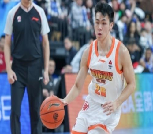 易立：预期庞峥麟是及格的轮换后卫没想到他这么快成为后场焦点