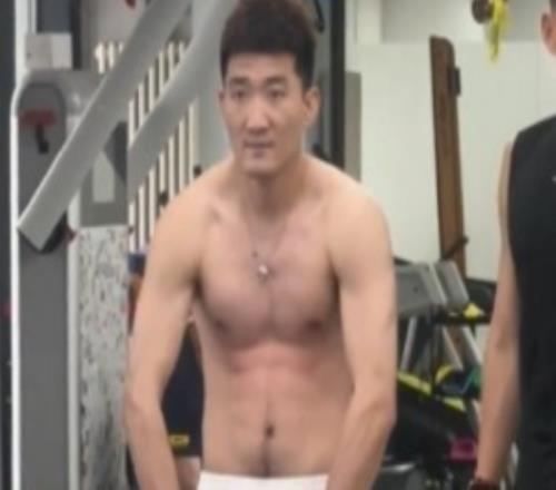 尽显肌肉线条！孙铭徽晒个人训练视频：一百个计划继续