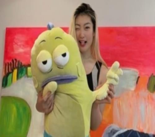 这次是嘻哈搞怪风！女篮球员李梦社媒晒手势舞视频
