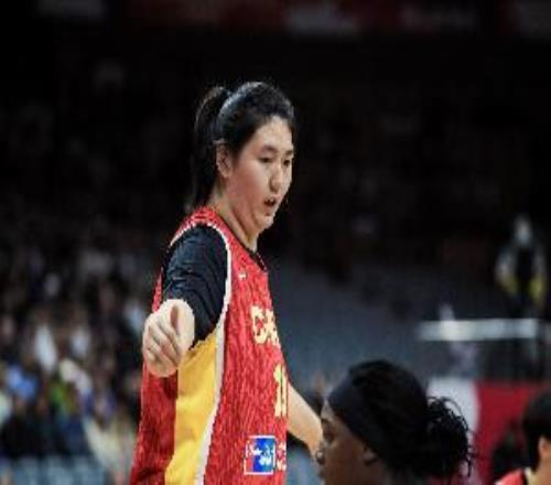 宫鲁鸣谈张子宇：女篮比赛攻防次数越来越多对她来说是个考验
