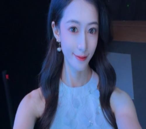 主持人张小薇晒照：近期一些快乐的工作碎片