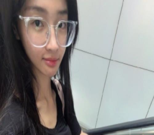 KPL主持人诗诗分享照片：到北京啦出发巴黎gogogo