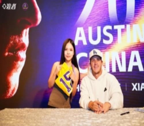厦门站我们来了！里夫斯中国行极致宠粉署名&合影&自拍有求必应