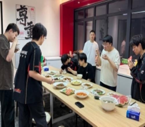 JDG分享战胜LGD赛后队伍聚餐照：赢了多吃点