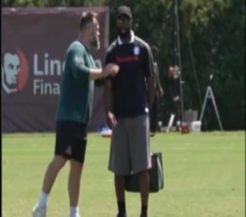 迅速融入！杰伦布朗探访NFL费城老鹰训练营