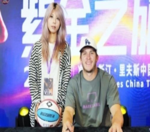 人气火爆里夫斯中国行石狮站见证中国速度+宠粉签名合影