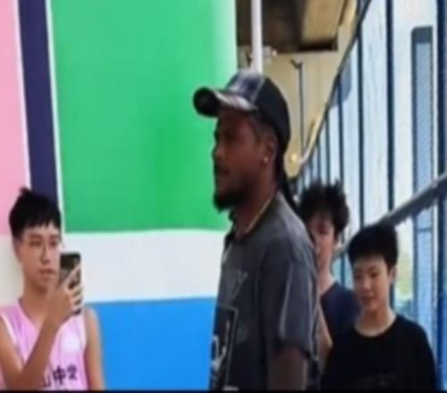 真的接地气！杰伦格林突袭广州野球场与现场球迷打球互动