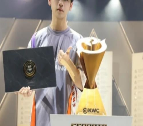 句号晒KWC冠军奖杯和FMVP奖牌并配文：我们是冠军！