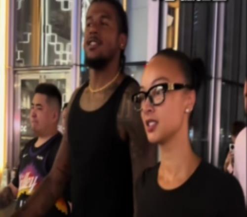 甜蜜蜜！杰伦格林和41岁女友手牵手在广州街头步行游览
