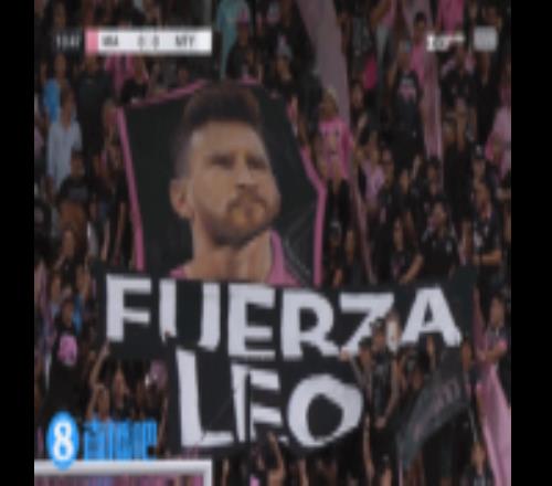 给予支持！球迷在看台拉起梅西tifo，配西语文字：力量，里奥