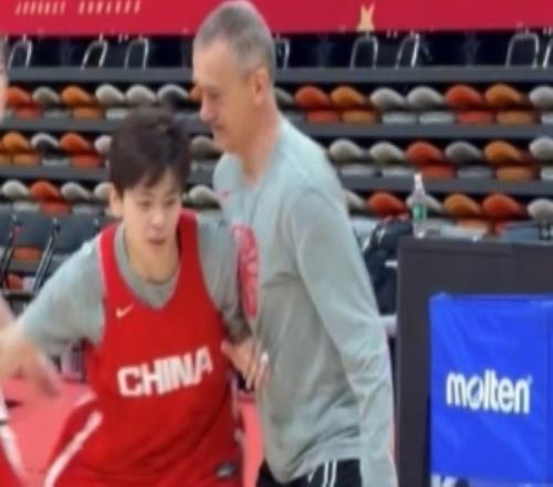 在中国女篮白天的踩场训练中杨舒予与外教完成对抗投篮训练