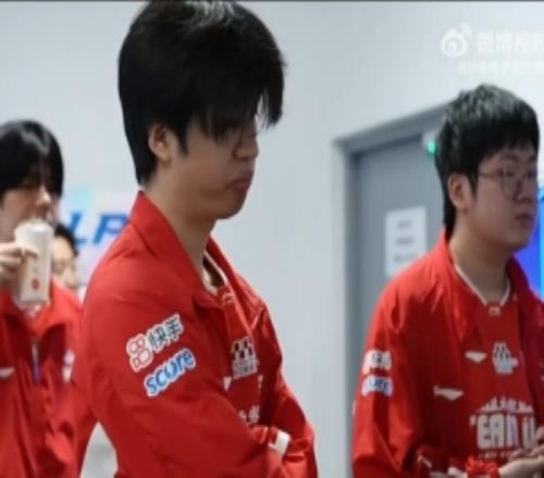 WE分享LPL上海站赛场vlog：这种压力吃了就玩不了！