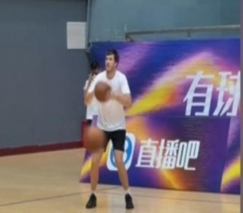 依旧神准！里夫斯中国行大秀中投技术稳稳连续命中17球
