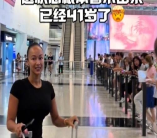 逗！杰伦格林开启中国行有女粉丝送礼物还得赶紧给女友示好