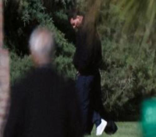 阿媒：斯卡洛尼献花圈送别梅西父亲，帕雷德斯等队友葬礼上未入镜