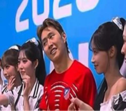 害羞了李刚仁与女团Rescene合影被请求一起做手势时神情局促