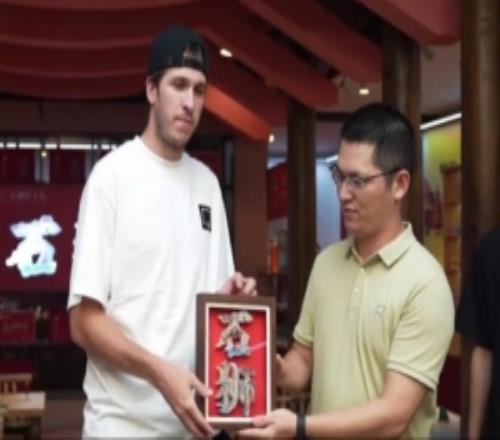 看看当地特色！里夫斯闲逛石狮八卦街盛赞闽南特色文化