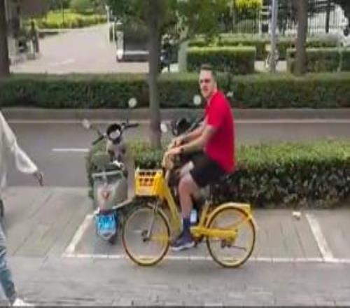 憨豆先生奥沙利文在太原下榻酒店附近骑共享单车，被粉丝偶遇