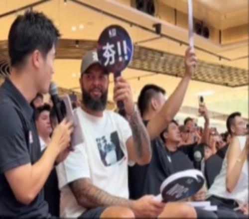德隆出席NBA3X扣篮大赛现场为选手表现打分“夯”和“人上人”
