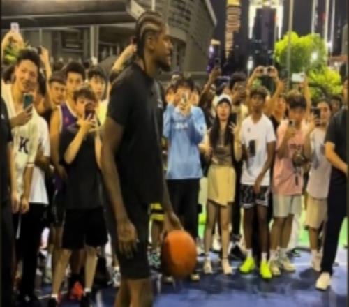 天赋溢出！杰伦格林闲庭信步秀出战斧劈扣引燃天体气氛