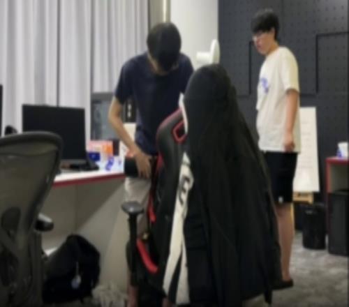 出发前往苏州JDG分享选手视频：闪现苏州小宝们明天见