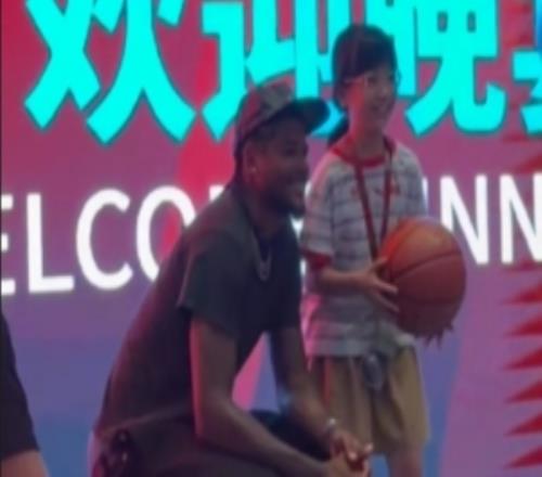 没架子！杰伦格林出席晚宴给球迷签名&合影贴心蹲下配合小球迷
