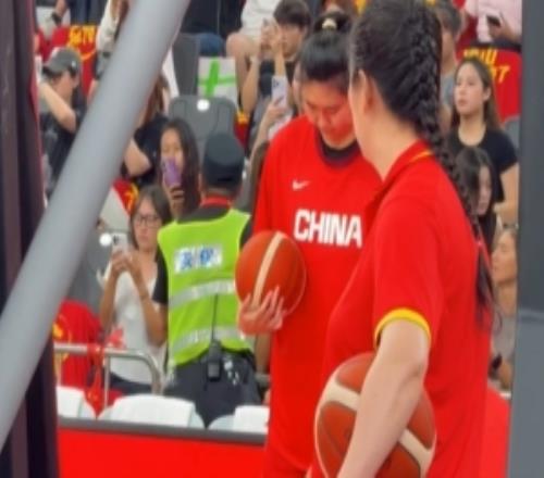 媒体人：张子宇未脱热身服缺席赛前热身今晚热身赛大概率将缺席