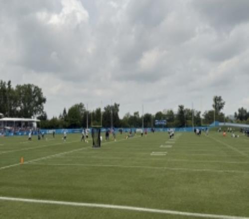 潜伏活塞官推晒同城NFL队训练：在这没人知道我是活塞的人