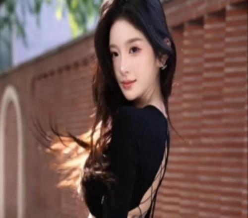 开哥指导的吗卢本伟妻子巴旦木晒视频：大秀美背狂扭模特步