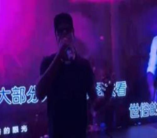 够燥的！杰伦格林头戴墨镜现身KTV举麦嗨“唱”李白