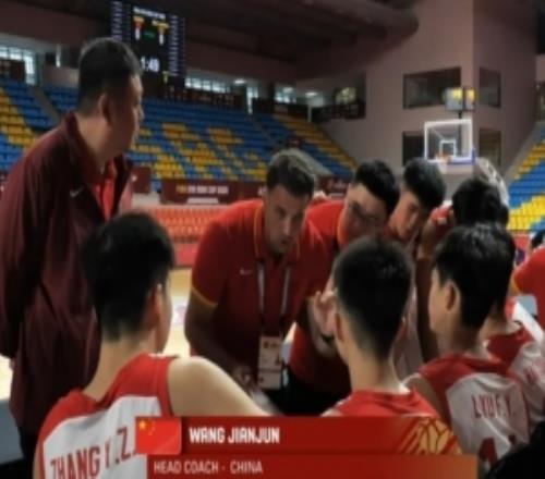 U18男篮亚洲杯中国对阵斯里兰卡进行中助教马尔科维奇执教比赛