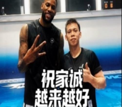 残缺的玉是王！威姆斯与独臂少年张家城单挑后者运球极快但惜败