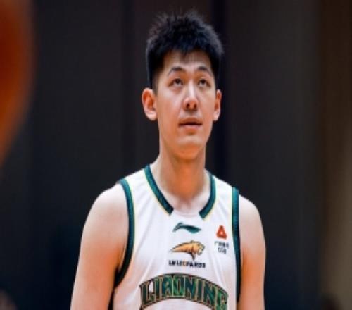 媒体人：张陈治锋的膝盖在训练中受伤需要一段时间休养恢复