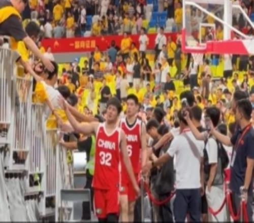 不敌乌拉圭男篮！赛后退场时球迷依旧给中国男篮送上鼓励