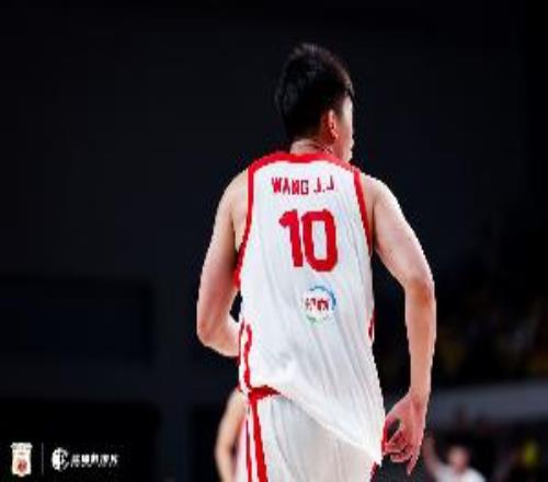 积极但表现不多！王俊杰先发半场得2分4板2助1断1帽有3次失误