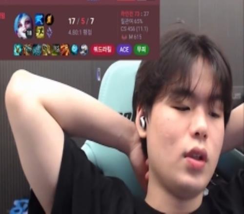 气的睡不着！Smash：昨天在网吧玩金克丝，40分钟打了8万伤害输了