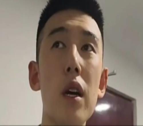 付豪：球队内线轮转困难我自己崴脚缺席近一周训练&得坚持一下