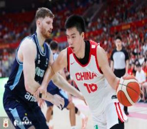 活力十足！焦泊乔半场7中2拿到6分7篮板1帽3个前场板很亮眼