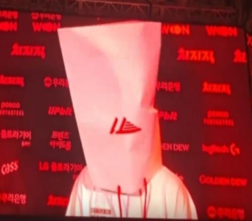 T1发布恶搞宣传片：把功勋教练绑回来！Roach在T1主场登场