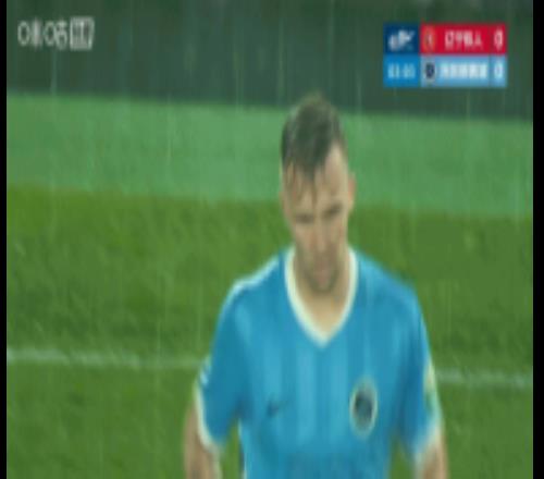 雨势有点大啊！铁人vs新鹏城沈阳铁西体育场下起了大雨
