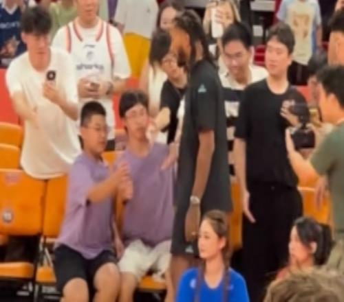玫瑰沪上绽放！罗斯中国行现身上海现场观看明日之星比赛